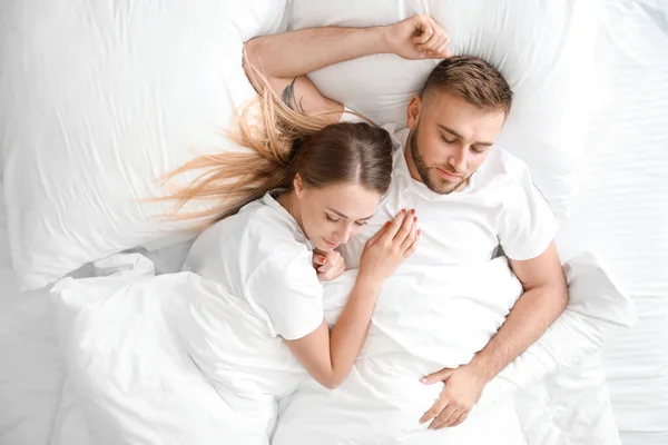 Manhã do jovem casal dormindo na cama — Fotografia de Stock