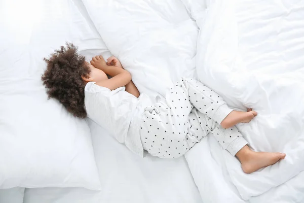 Küçük Afrikalı-Amerikalı kız yatakta uyuyor — Stok fotoğraf