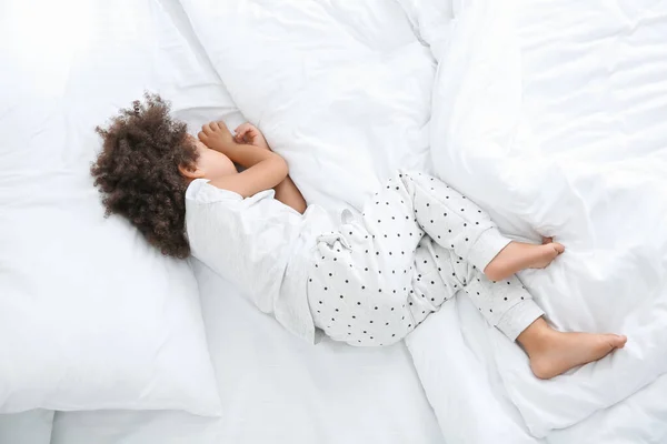 Little African-American girl sleeping in bed — Stock Photo, Image