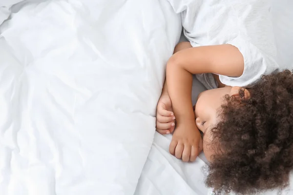 Little African-American girl sleeping in bed — Stock Photo, Image