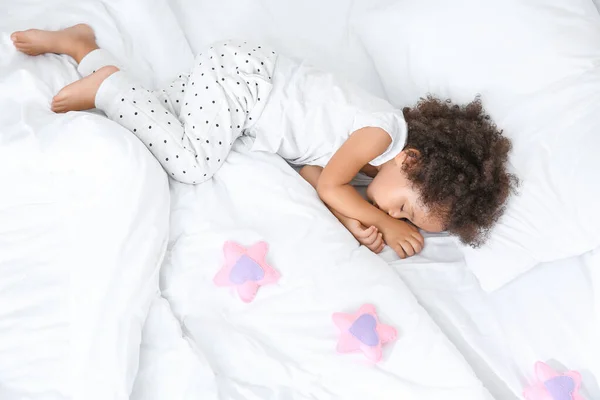 Little African-American girl sleeping in bed — Stock Photo, Image