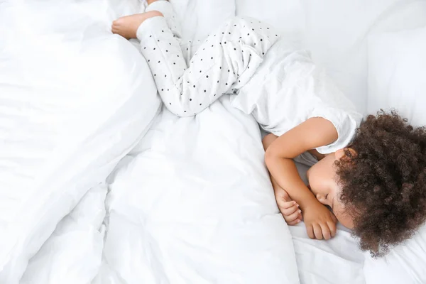 Menina afro-americana dormindo na cama — Fotografia de Stock