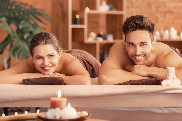 Young couple relaxing in spa salon — Stock Photo, Image