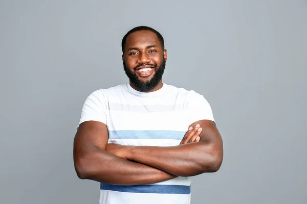 Hombre afroamericano guapo sobre fondo gris — Foto de Stock