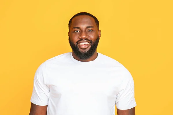 Handsome African-American man on color background — Stock Photo, Image