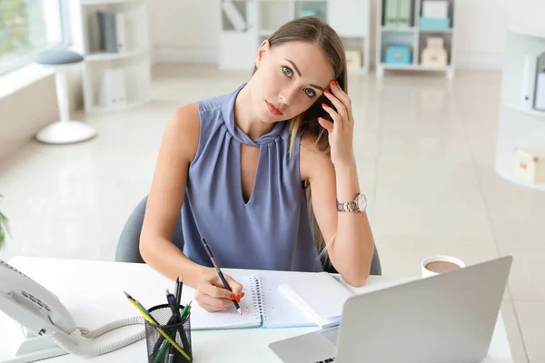 Young woman trying to meet deadline in office — Stock Photo, Image