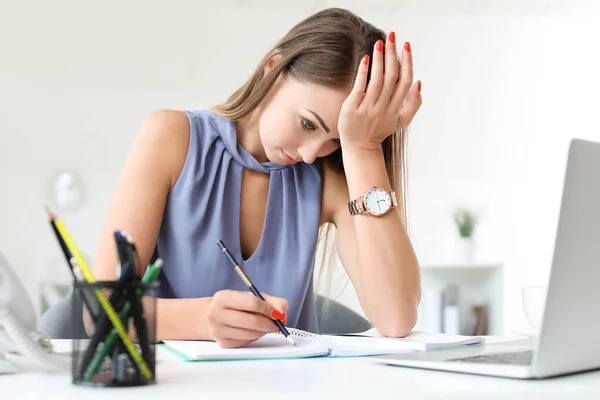 Ung kvinna försöker hålla deadline i ämbetet — Stockfoto