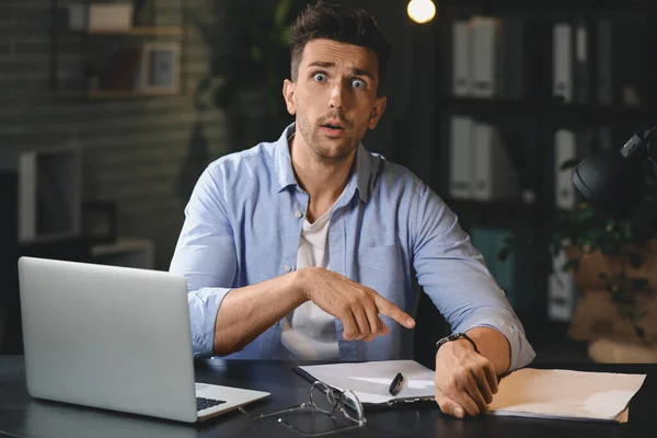 Stressed young man trying to meet deadline in office — Stock Photo, Image