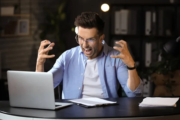 Joven estresado tratando de cumplir plazo en la oficina — Foto de Stock