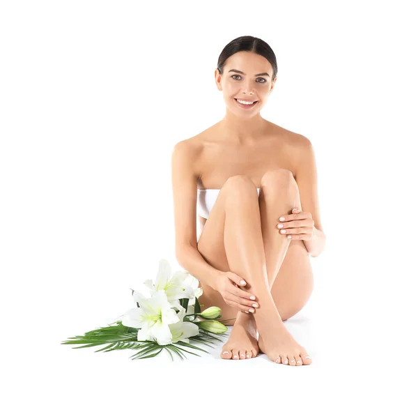 Hermosa joven con flores aisladas en blanco. Tratamiento de spa — Foto de Stock