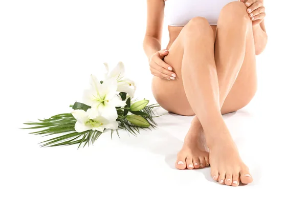 Hermosa joven con flores aisladas en blanco. Tratamiento de spa — Foto de Stock