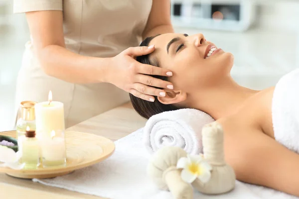 Bela jovem mulher relaxante no salão de spa — Fotografia de Stock