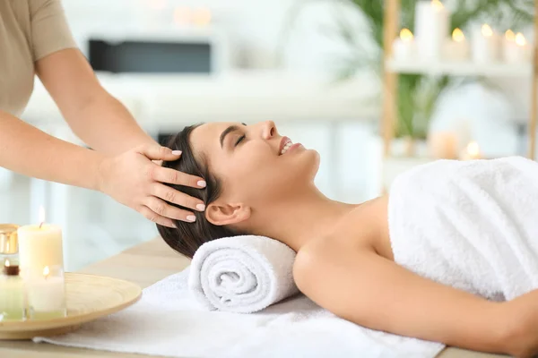 Bela jovem mulher relaxante no salão de spa — Fotografia de Stock