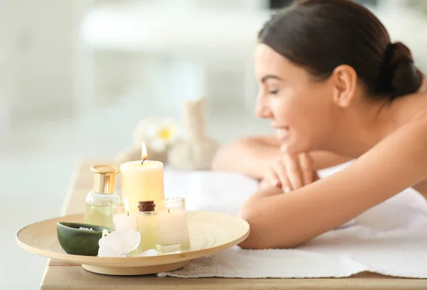 Beautiful young woman relaxing in spa salon — Stock Photo, Image