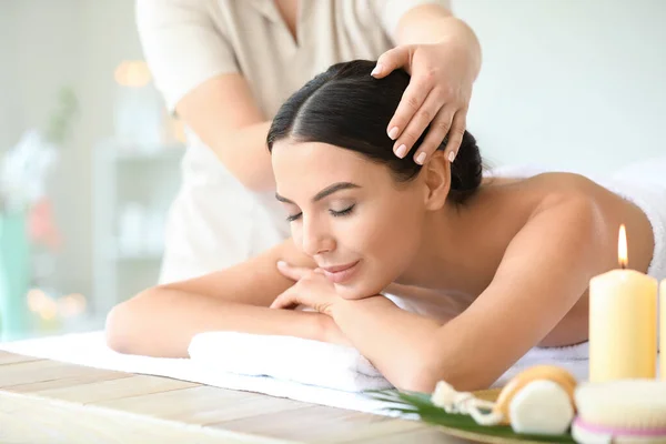 Schöne junge Frau entspannt im Wellness-Salon — Stockfoto