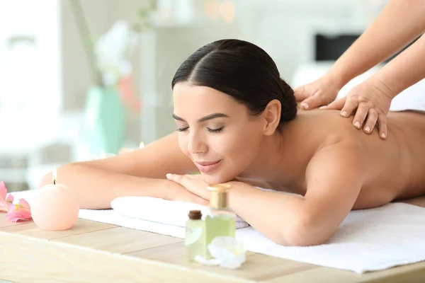 Hermosa mujer joven relajarse en el salón de spa —  Fotos de Stock