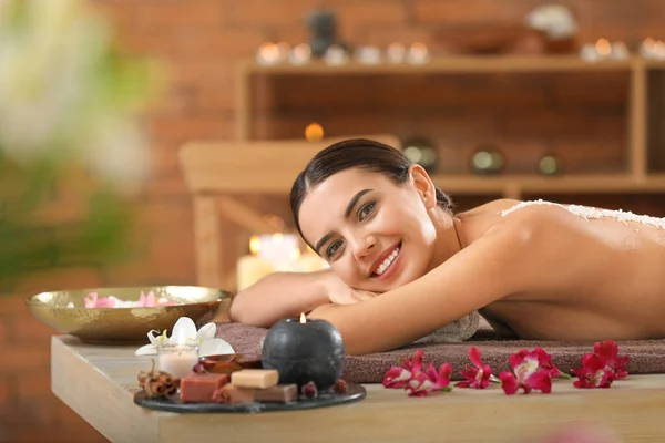 Bela jovem mulher relaxante no salão de spa — Fotografia de Stock