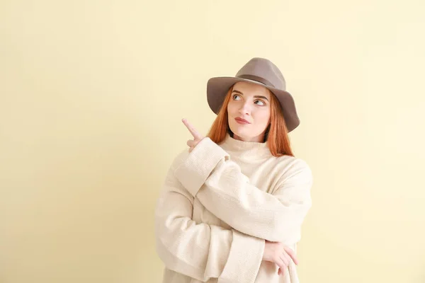 Retrato de una hermosa joven sobre fondo claro — Foto de Stock