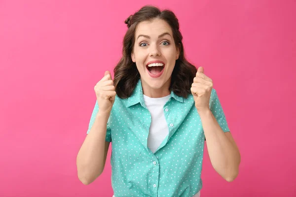 Mujer joven sorprendida sobre fondo de color — Foto de Stock