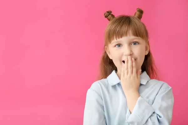 Surprised little girl on color background — Stock Photo, Image