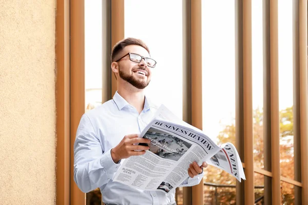 Hombre guapo con periódico al aire libre — Foto de Stock