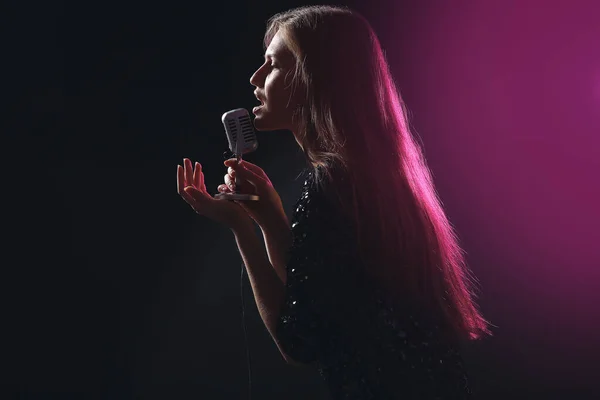 Hermosa joven cantante femenina con micrófono en el escenario — Foto de Stock