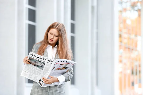 Joven empresaria con periódico al aire libre — Foto de Stock