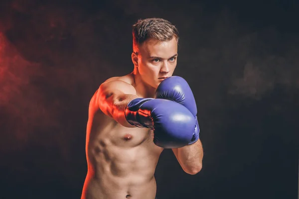 Boxeador masculino deportivo sobre fondo oscuro — Foto de Stock