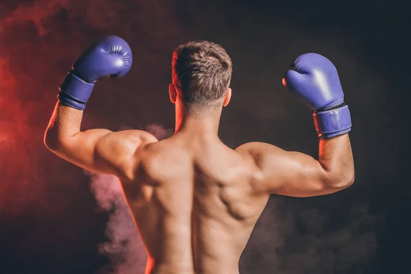 Boxeador masculino deportivo sobre fondo oscuro —  Fotos de Stock