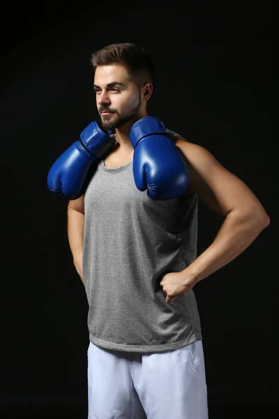 Sportlicher Boxer auf dunklem Hintergrund — Stockfoto