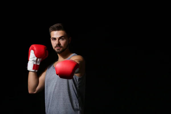 Sportieve mannelijke bokser op donkere achtergrond — Stockfoto