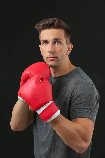 Boxeador masculino deportivo sobre fondo oscuro —  Fotos de Stock