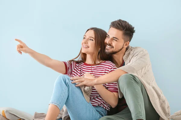 Retrato de feliz pareja joven sobre fondo de color — Foto de Stock