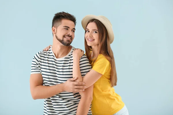 Retrato de feliz jovem casal em fundo de cor — Fotografia de Stock