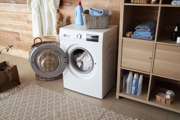 Interior da lavandaria em casa com máquina de lavar roupa moderna — Fotografia de Stock