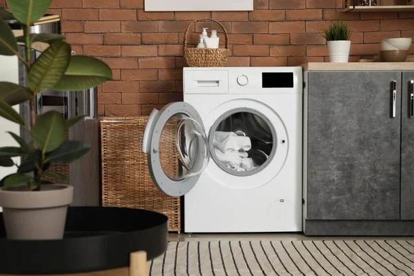 Interior da cozinha com máquina de lavar roupa moderna — Fotografia de Stock