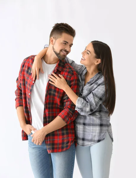 Portrait de jeune couple heureux sur fond blanc — Photo