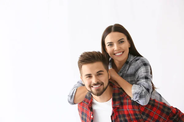 Retrato de feliz pareja joven sobre fondo blanco — Foto de Stock