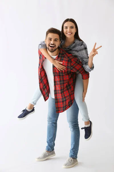 Retrato de feliz pareja joven sobre fondo blanco — Foto de Stock