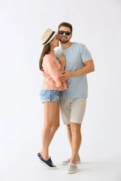 Portrét šťastného mladého páru na bílém pozadí — Stock fotografie