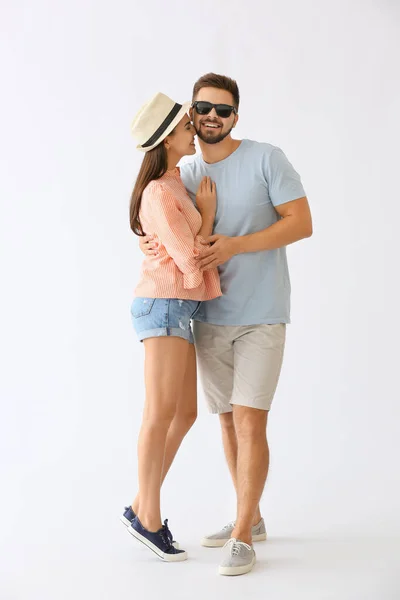 Retrato de feliz jovem casal no fundo branco — Fotografia de Stock