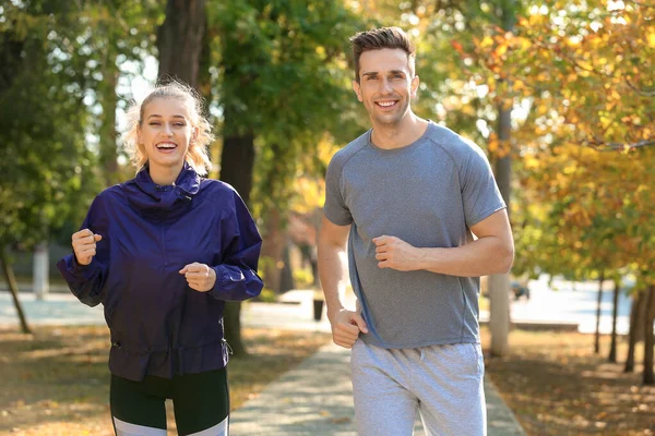 Deportiva joven pareja corriendo en parque —  Fotos de Stock