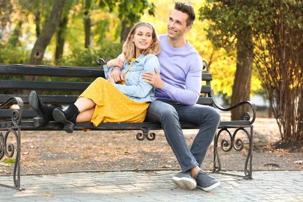 Feliz pareja joven en una cita romántica en el parque — Foto de Stock