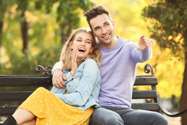 Happy young couple on romantic date in park — Stock Photo, Image