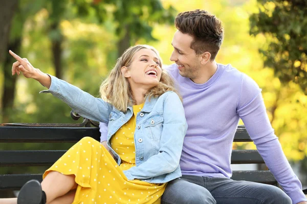 Jovem casal feliz na data romântica no parque — Fotografia de Stock