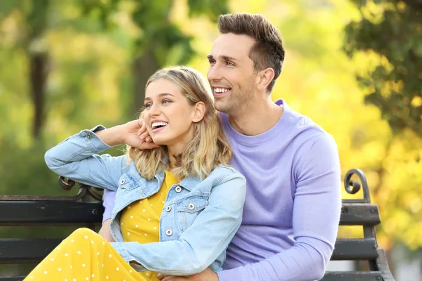 Happy young couple on romantic date in park — Stock Photo, Image