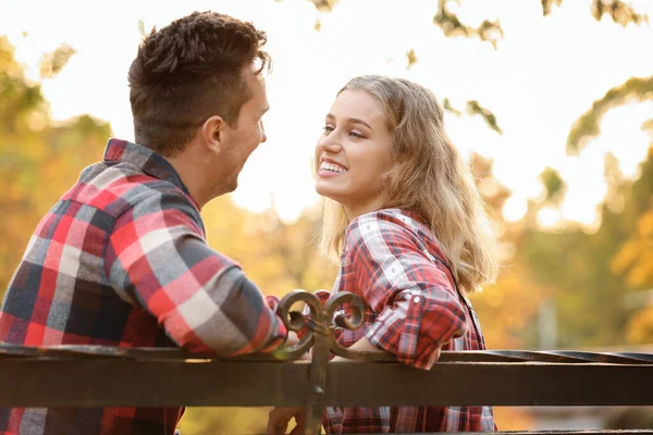 Feliz pareja joven en una cita romántica en el parque — Foto de Stock