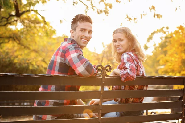 공원에서 낭만적 인 데이트를 하는 행복 한 젊은 부부 — 스톡 사진