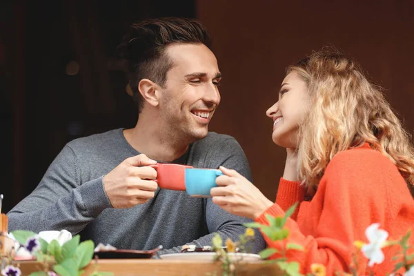 Feliz pareja joven en una cita romántica en la cafetería — Foto de Stock