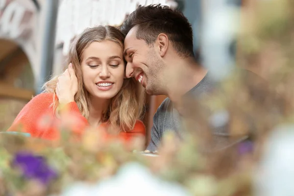 Feliz pareja joven en una cita romántica en la cafetería — Foto de Stock